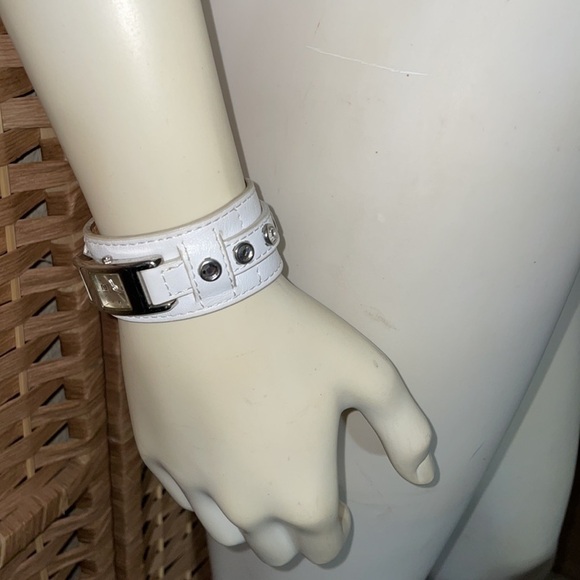 Guess Watch White Leather Watch Genuine Guess Watch Hard to Find⌚️🔻NEW BATTERY - Picture 10 of 12